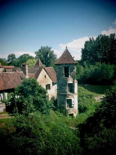 Tour de Carennac avec la berge donnant sur la Dordogne